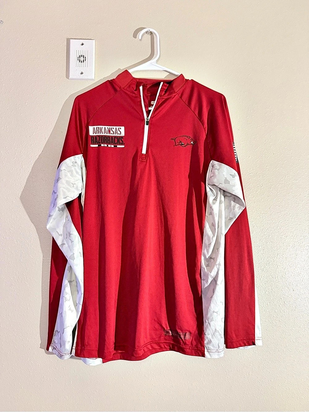 University of Arkansas Men's Red & White Camo Sleeve Jersey Size Large